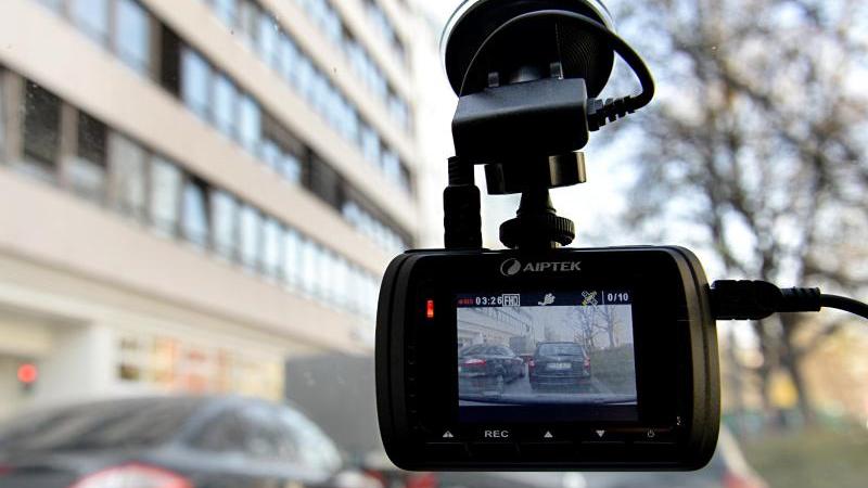 Videoaufzeichnungen einer sogenannten Dashcam dürften ab jetzt als Beweismittel vor Gericht öfter zum Einsatz kommen. (Symbolbild)