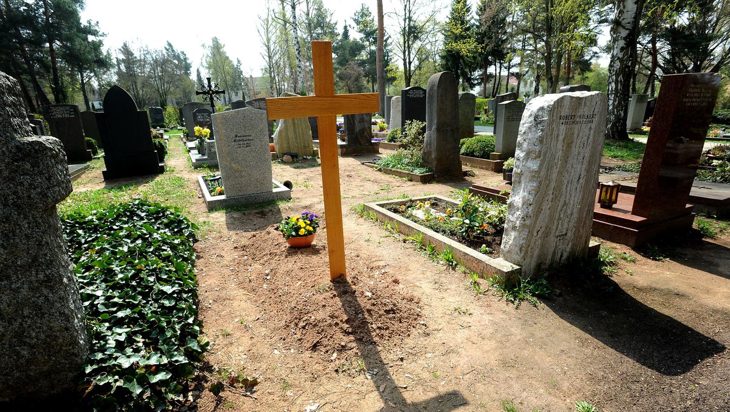 Auf Fürths Friedhof — im Bild ein Grab, das nichts mit den im Text geschilderten Ereignissen zu tun hat — kam es zu einer skurrilen Verwechslung.
