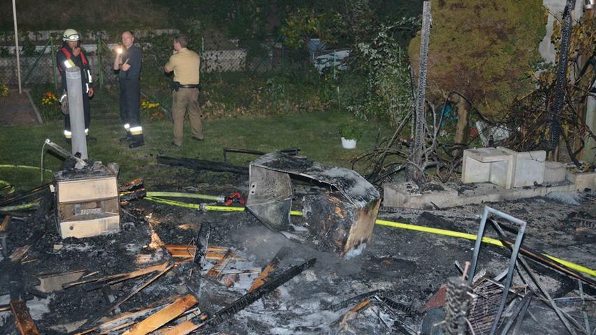 Brand vernichtet mehrere Gartenhütten in Nürnberg