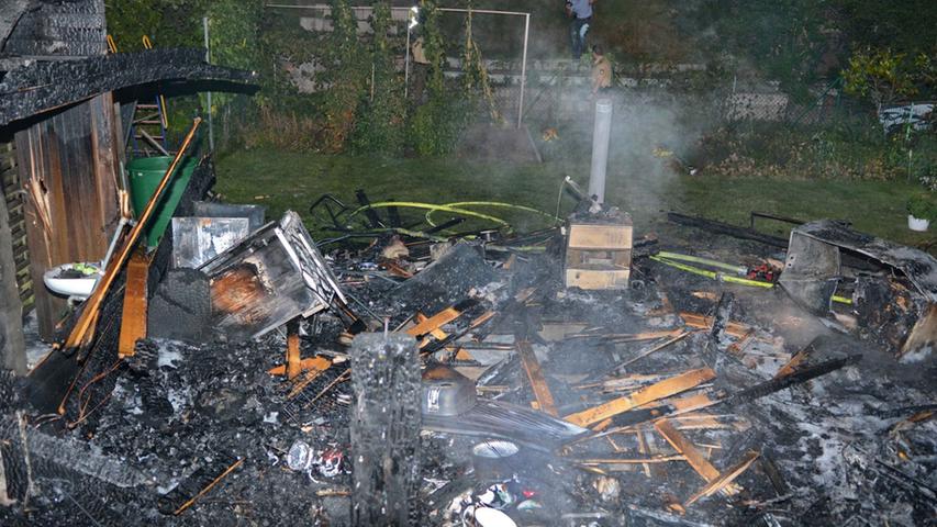 Brand vernichtet mehrere Gartenhütten in Nürnberg