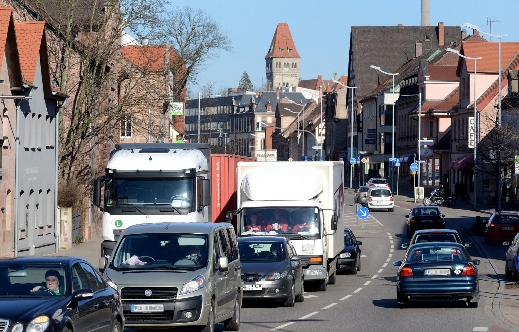Normaler Straßenverkehr erreicht eine Lautstärke von rund 70 Dezibel. Bei einem solchen Pegel steigt nach längerer Einwirkung das Risiko einer Herz-Kreislauf-Erkrankung um rund 20 Prozent. In einem Wohngebiet dürfen 50 Dezibel nicht überschritten werden, nachts sind es 35 Dezibel. In Misch- und Industriegebieten steigt der zulässige Höchstwert des Straßenverkehrs auf 60 Dezibel und auf 45 Dezibel in der Nacht.