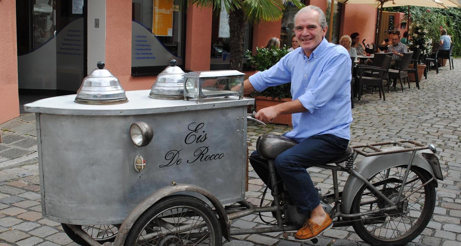 Eis-Motorrad aus den 50er Jahren ziert das Eiscafé De Rocco