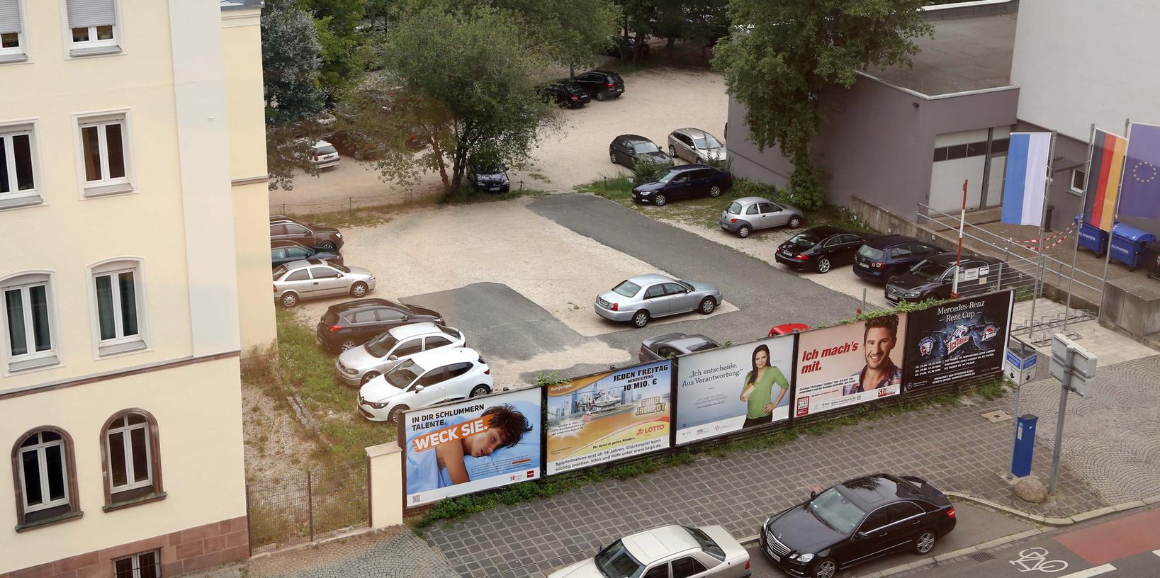 Das Siedlungswerk Nürnberg hat offenbar Interesse an einer Bebauung mit Wohnungen des fast 5000 Quadratmeter großen Grundstücks in der Flaschenhofstraße. Das Siedlungswerk Nürnberg hat offenbar Interesse an einer Bebauung mit Wohnungen des fast 5000 Quadratmeter großen Grundstücks in der Flaschenhofstraße.