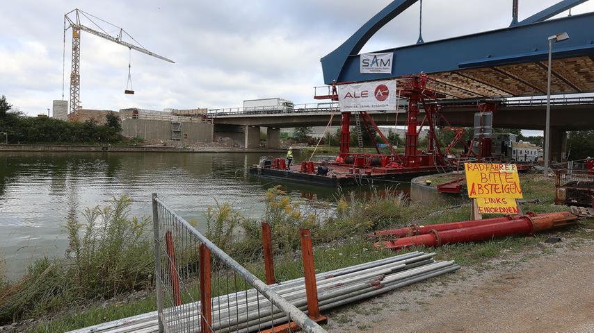 Stahlbogenbrücke wird über Main-Donau-Kanal geschoben