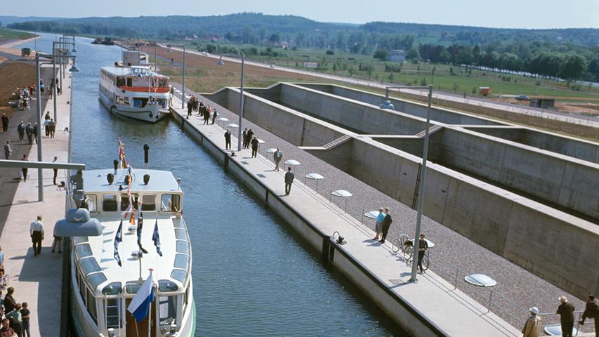 Mit dem Main-Donau-Kanal entstand eine durchgehende Großschifffahrtsstraße zwischen der Nordsee bei Rotterdam und dem Schwarzen Meer bei Constanța, die über Rhein, Main und Donau verläuft. Deshalb wird der Kanal auch als Rhein-Main-Donau-Kanal (RMD-Kanal) bezeichnet.