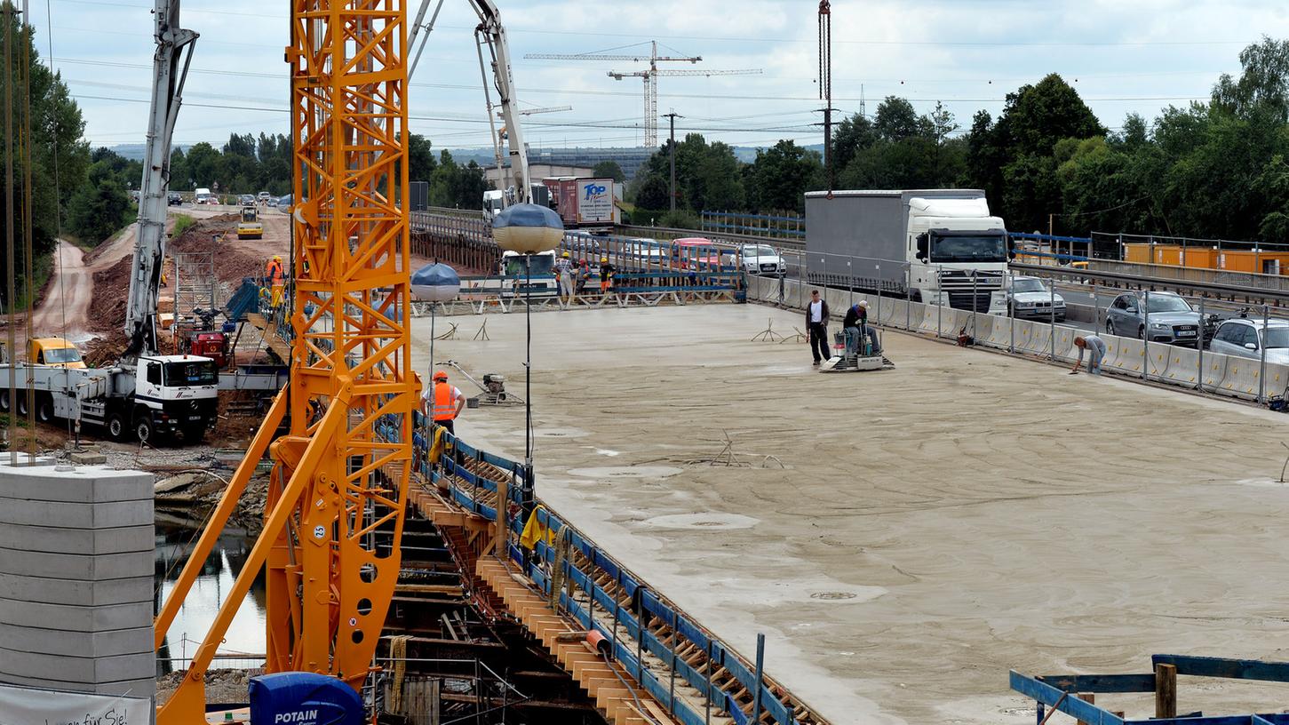 Der Überbau verschluckte rund 1350 Kubikmeter Beton - bis Ende Oktober soll die Osthälfte der Brücke fertig sein.