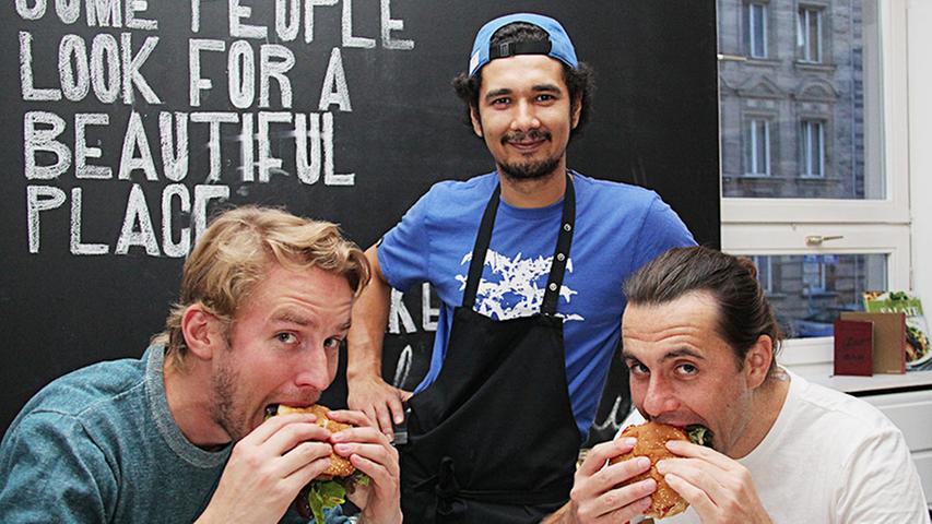 Zugegeben: Benjamin (33, rechts) und Jan (35, links) sind zum ersten Mal Gast in der noch jungen 90419 Burger Bar in der Lobsingerstraße in St. Johannis. "Ich finde den Laden interessant aufgemacht und ein Burger geht immer", erzählt Benjamin, der gleich ums Eck wohnt. "Gaststätten wie die Burger Bar machen das Viertel, in dem man wohnt, lebenswert." Nach dem Essen sind beide sehr zufrieden. "Die Burger waren sehr gut, nur Pommes haben gefehlt", resümiert Jan. Da hat Wirt Franklin Schindler (30, Mitte) eine gute Nachricht parat: Ab Montag, 18. August bietet er zu seinen handgemachten Burgern selbstgemachte Pommes an. Und auch sonst legt er Wert auf regionale, frische Zutaten. Seine Gäste sollen sich wohlfühlen: Das Motto seiner Burger Bar ist übrigens "Bei Freunden zuhause".