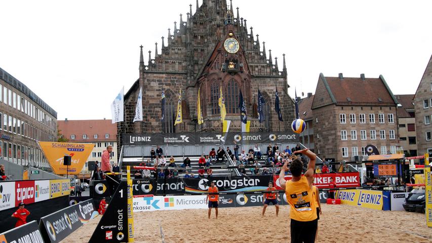 Baggern in Nürnberg beim Beachvolleyball-Turnier