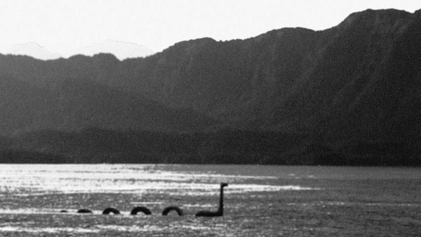 ...das sagenumwobene Ungeheuer von Loch Ness. Hier ein angebliches Beweisfoto, dass das Monster aus Schottland zeigen soll. Ob Nessie existiert ist eher fraglich, genau wie bei...