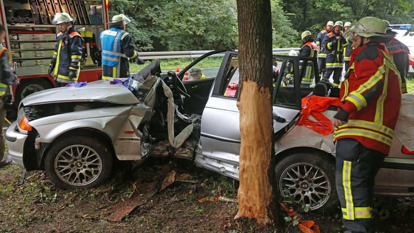 Eggolsheim: Auto prallt gegen Baum - Fahrerin in kritischem Zustand 