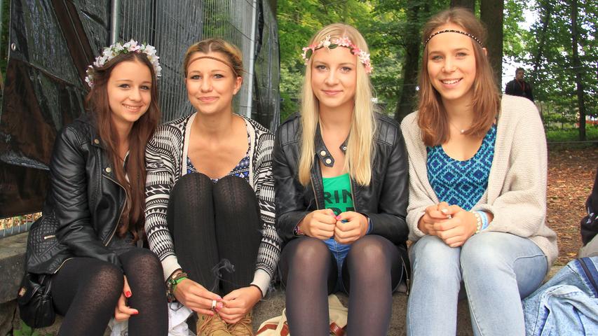 Nina, Julia, Lea und Jana (v.l.) sind aus Ebermannstadt nach Nürnberg gekommen. Der Besuch auf dem Festival ist ein Geburtstagsgeschenk für Lea.
