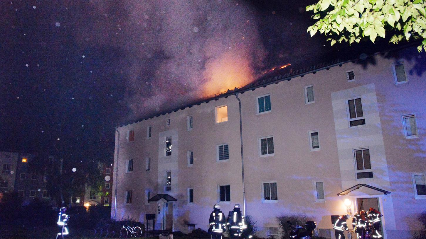 Lichterloh brannte der Dachstuhl eines Mehrfamilienhauses in der Erlanger Jäckelstraße im August 2014.