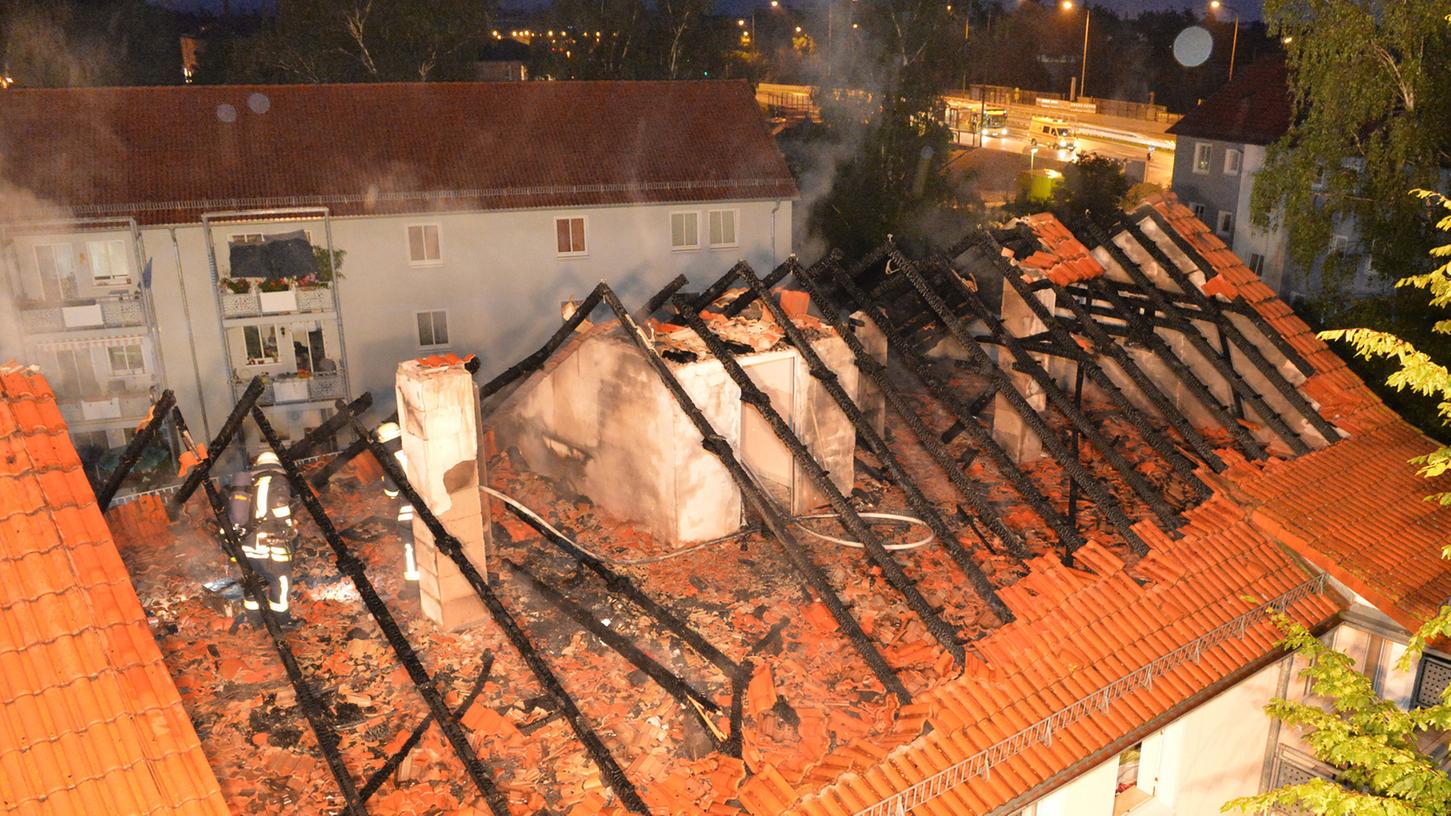 In der Jäckelstraße ist bei einem zweistöckigen Wohnblock der Dachstuhl ausgebrannt. Gleichzeitig war auch im Keller ein Feuer ausgebrochen.