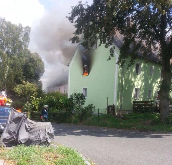 In Zirndorf steht derzeit ein Wohnhaus in Flammen, die Feuerwehr kämpft gegen den Brand.