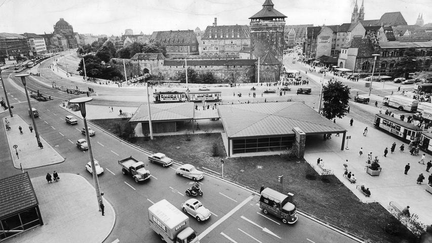 Für Autos freundlich und für Fußgänger untertunnelt – so präsentierte sich der Platz im Juli 1961 nach der Modernisierung. Optisch besaß er damals noch Klasse.