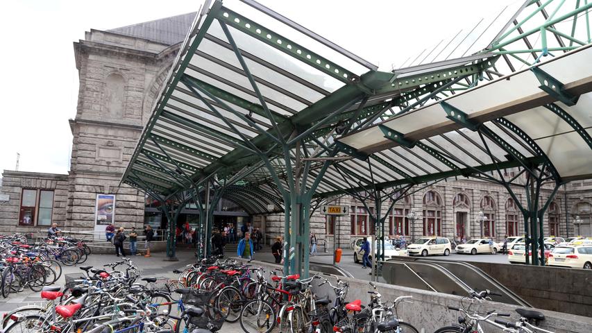 Der Ostausgang des Bahnhofs ist heute ein Ausbund an Schäbigkeit. Er spielt die Rolle des Hauptportals, bietet jedoch nur Flickpflaster, ein missratenes Vordach, Fahrradchaos, beschmierte Pfosten und einen Sandlertreff. Der Ostausgang des Bahnhofs ist heute ein Ausbund an Schäbigkeit. Er spielt die Rolle des Hauptportals, bietet jedoch nur Flickpflaster, ein missratenes Vordach, Fahrradchaos, beschmierte Pfosten und einen Sandlertreff.