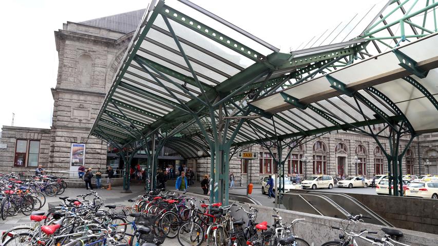 Der Ostausgang des Bahnhofs ist heute ein Ausbund an Schäbigkeit. Er spielt die Rolle des Hauptportals, bietet jedoch nur Flickpflaster, ein missratenes Vordach, Fahrradchaos, beschmierte Pfosten und einen Sandlertreff.