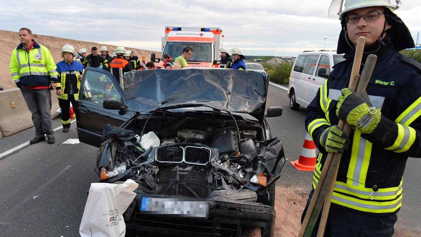 Ein BMW prallte auf der A3 auf einen Dacia. Nun sind beide Autos total zerstört.