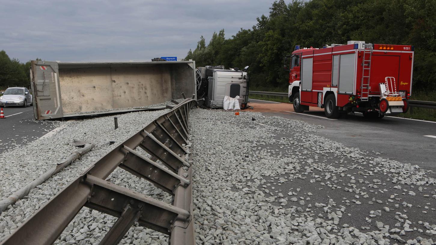 Die Ladung des LKW verteilte sich über alle Fahrbahnen der A73. Die Ladung des LKW verteilte sich über alle Fahrbahnen der A73.