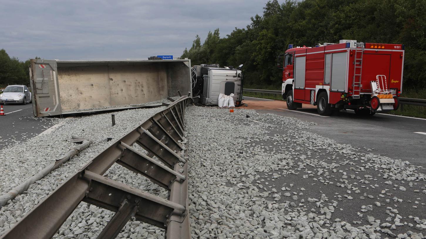 Die Ladung des LKW verteilte sich über alle Fahrbahnen der A73.