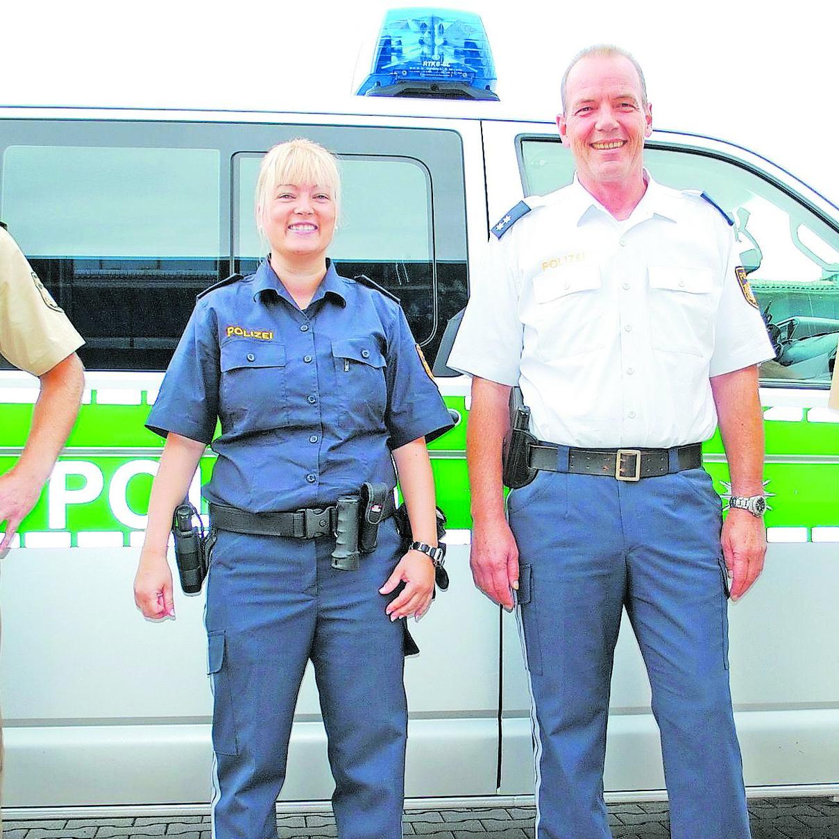 Zwei Schwabacher testen die blaue Polizei-Uniform