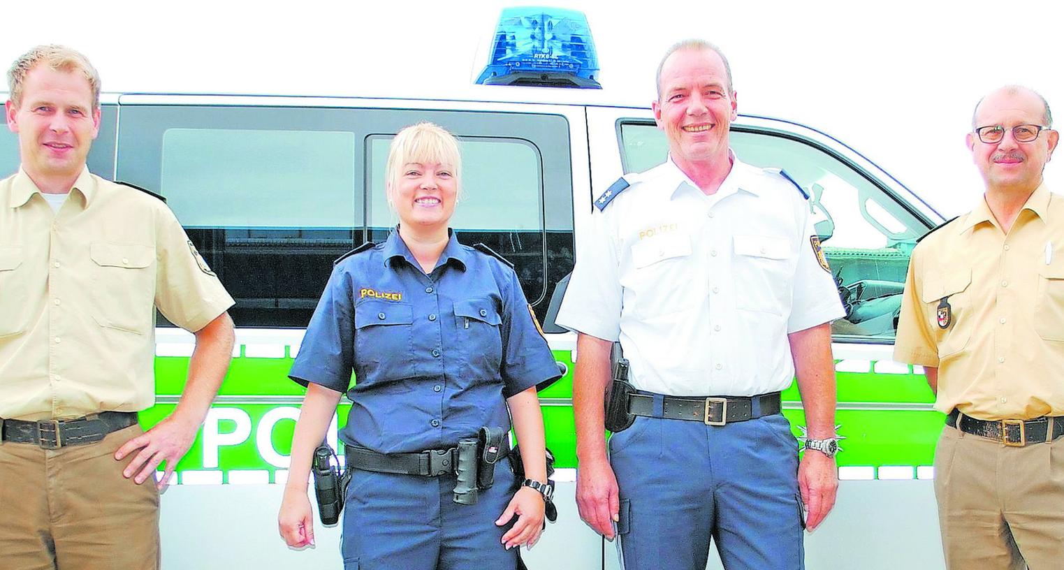 Zwei Schwabacher testen die blaue Polizei-Uniform