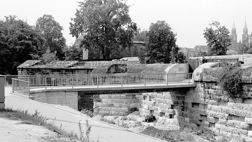 Dieser Steg schlägt am Hübnerstor eine Brücke für die Fußgänger zum Zwinger, der wie im Bild erkennbar – auf gleicher Höhe mit der Fahrbahn liegt. Der Weg vorn führt zur Altstadt. Hier geht es zum Artikel: 25. August 1964: Neue Wege auf der alten Mauer.