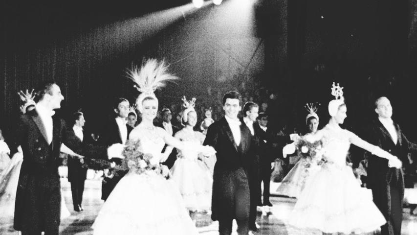 Die großangekündigte Weltpremiere von Marika Kilius und Hans-Jürgen Bäumler als Profistars fiel gestern abend ins Wasser. Hier geht es zum Artikel:30. August 1964: Tanz auf nassem Eis.