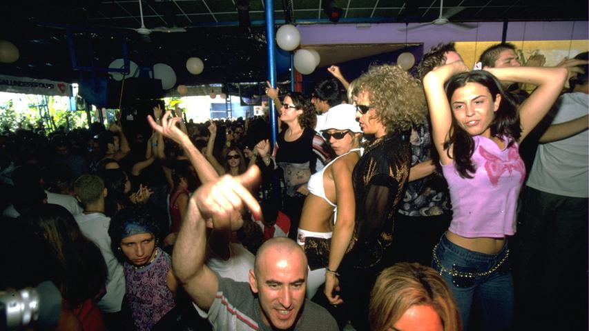 Die Reihe "Moviestar" lockte Mitte der 00er-Jahre die Party-People in den Hirsch - 2003 wird jedenfalls ausgelassen gefeiert. 