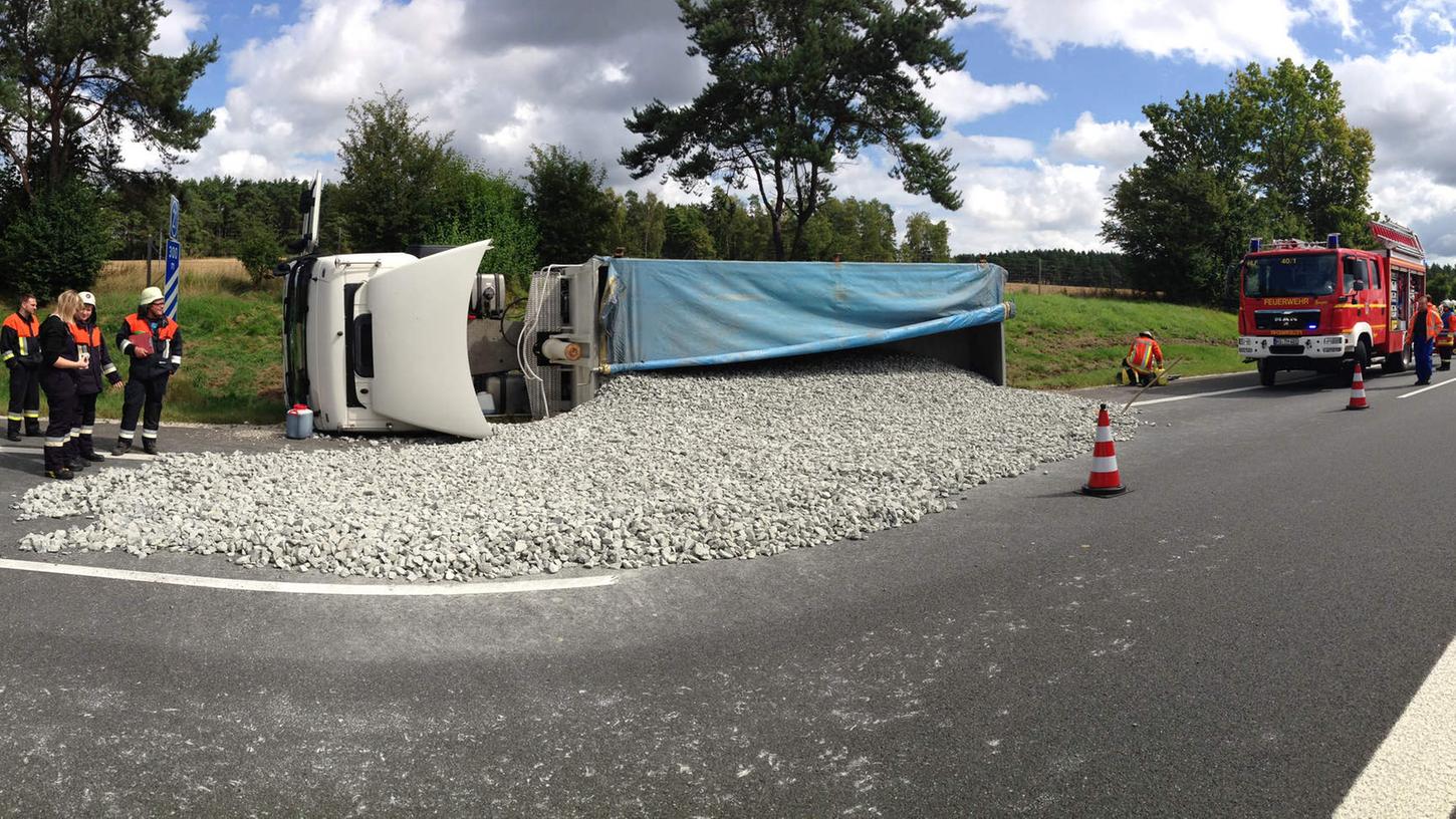 Bei einem schweren Lkw-Unfall auf der A70 verteilte sich tonnenweise Schotter auf der Fahrbahn. Bei einem schweren Lkw-Unfall auf der A70 verteilte sich tonnenweise Schotter auf der Fahrbahn.