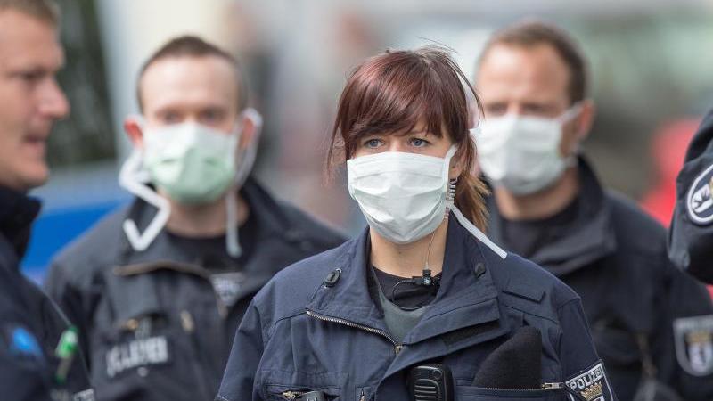 In Berlin bricht am 19. August eine Frau in einem Jobcenter mit typischen Ebola-Symptomen zusammen. Der Verdacht entpuppt sich später allerdings als Malaria-Infektion.
