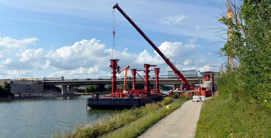 Stahlbogenbrücke wird über Main-Donau-Kanal geschoben