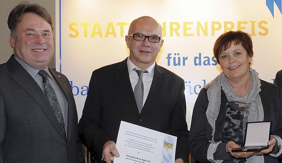 Im Jahr 2010 wurde die Bäckerei Pflaum als eine der 20 besten in ganz Bayern mit dem Staatsehrenpreis ausgezeichnet. Landwirtschafts-Minister Helmut Brunner überreichte Heinrich und Karin Pflaum die Urkunde. Im Jahr 2010 wurde die Bäckerei Pflaum als eine der 20 besten in ganz Bayern mit dem Staatsehrenpreis ausgezeichnet. Landwirtschafts-Minister Helmut Brunner überreichte Heinrich und Karin Pflaum die Urkunde.