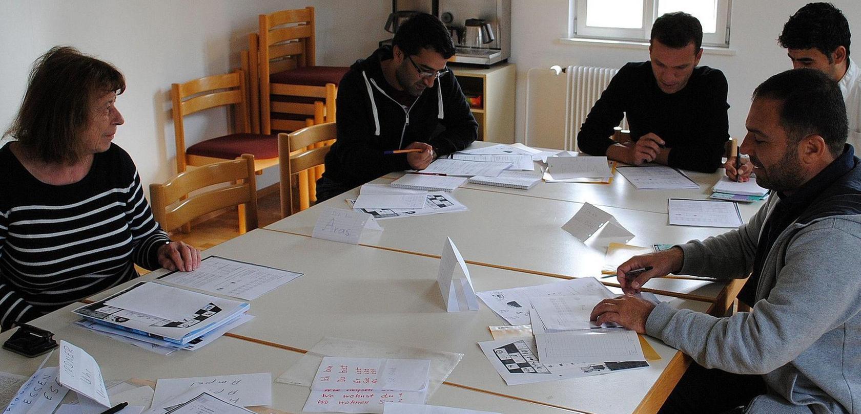 Initiative des Asylcafés: Ehrenamtliche unterrichten Flüchtlinge
