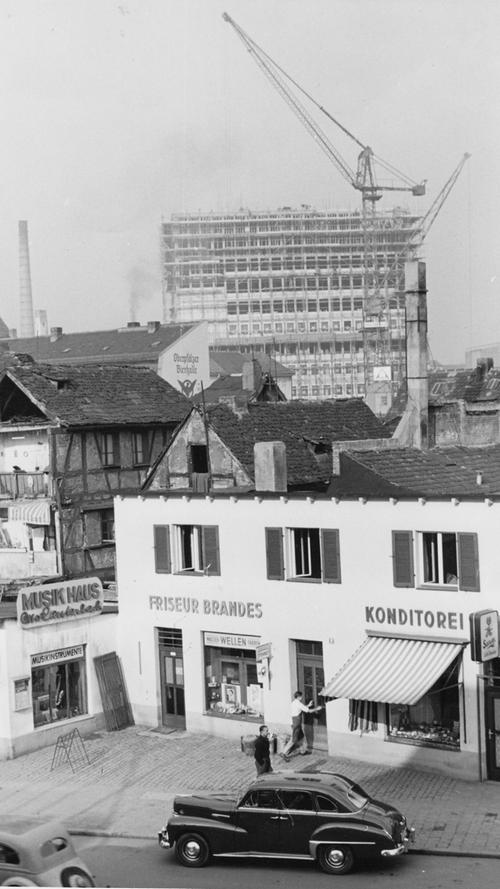 Auf diesem Bild ist das Plärrer-Hochhaus im Bau zu sehen. Baubeginn war im Februar 1952, das Richtfest wurde im Dezember des gleichen Jahres gefeiert.