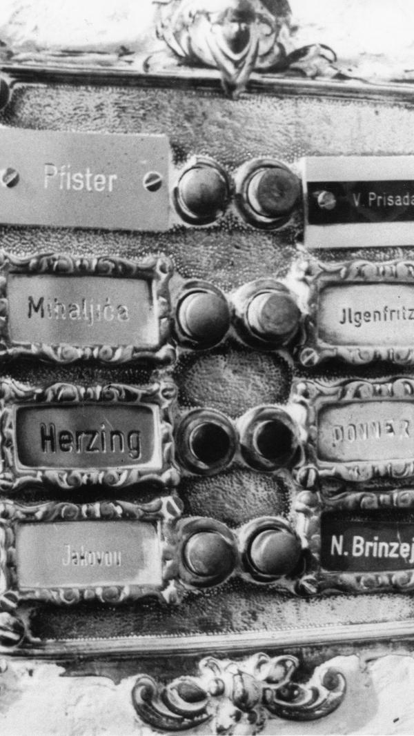 Bei der Ausstellung im KOMM "Ein Stadtteil mit Narben" war Gostenhof Thema der Mediengruppe im Jugendzentrum. Hier ist das Foto eines reich verzierten Klingelschilds zu sehen.