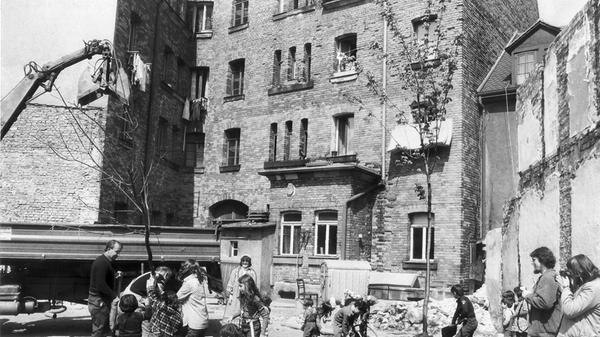 Mit großer Begeisterung gingen Erwachsene und Kinder im Hinterhof der Austraße 19 ans Werk, um die ersten Bäume auf dem neuen Spielplatz an der Reitackerstraße zu pflanzen. Bis zum Herbst 1981 sollte die Fläche fertiggestellt sein.