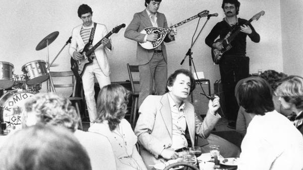 Auftakt mit einer griechischen Band: Zur Eröffnungsfeier in der Planungskneipe kamen zahlreiche Gäste.