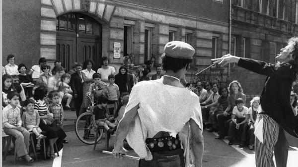 Clownereien mit ernstem Hintergrund: Zur Eröffnung der ersten "Wohnstraße" gastiert der "Zirkus Larifari", Münchner Musik- und Straßentheater, in Gostenhof.