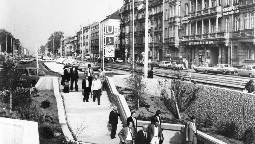 Die U-Bahn in der Fürther Straße. Im Hintergrund sind das Orgaplus Rechenzentrum sowie das Detektivbüro Radda zu sehen.