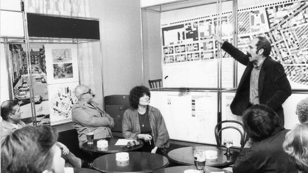 Architekt Hermann Grub erläutert bei der Abschiedsvorstellung in der Planungskneipe sein Strukturkonzept für den Stadtteil im Juli 1980.
