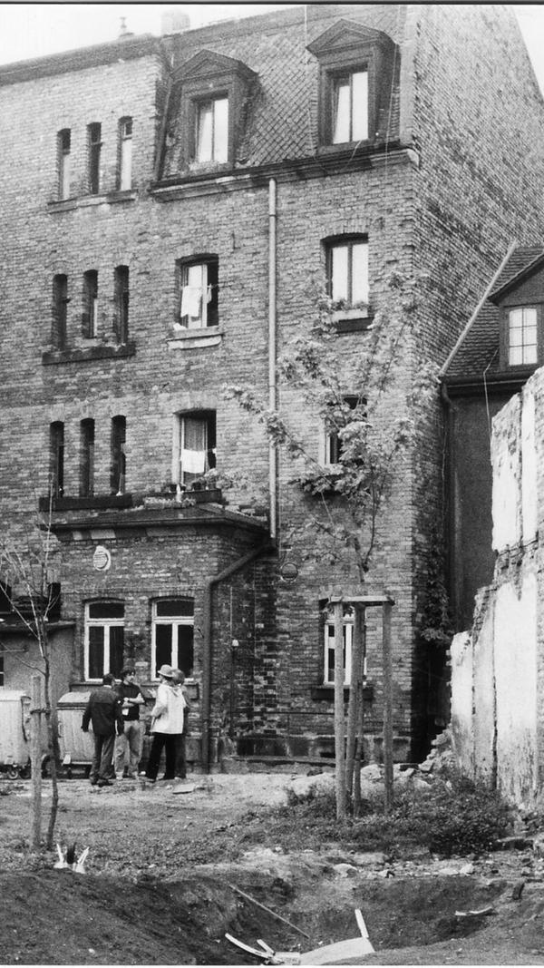 Ein Modellversuch half den Gostenhofern bei der Modernisierung. Hier die Fassade des Hauses in der Austraße (1981), die anschließend im Eigenbau saniert wurde.