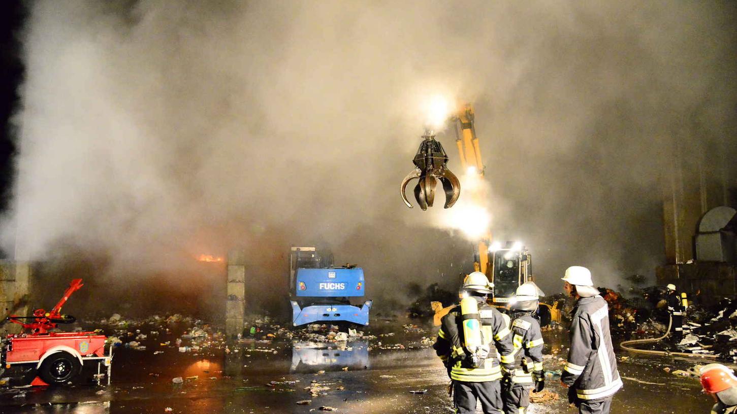 Bei dem Großbrand in Markt Berolzheim wurde ein Übergreifen der Flammen auf eine angrenzende Papierlager- und Sortierhalle verhindert.