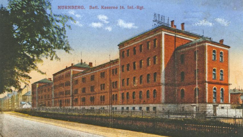 Der Stadtteil war lange Zeit der Sitz des 14. Infanterie-Regiments an der Fürther Straße. Auf der Postkarte sieht man das Hauptgebäude der Bataillonskaserne.