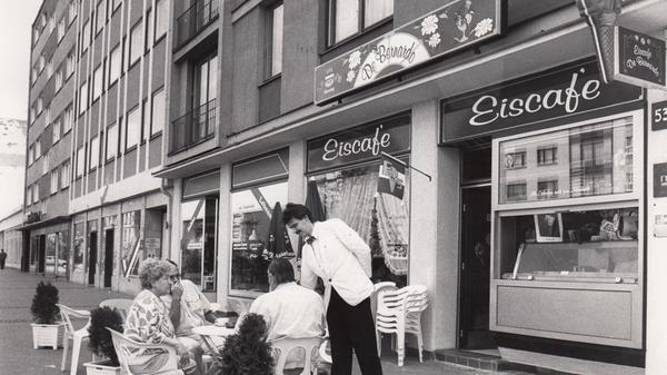 Auch 1990 ließ es sich mit einem Eis in der Fürther Straße gut aushalten.