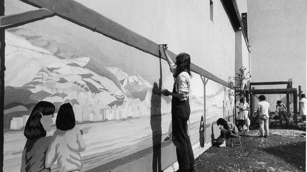"Gostner Hofmaler" verschönern im Mai 1982 mit einem Wandbild den Hinterhof des Anwesens Austraße 19.