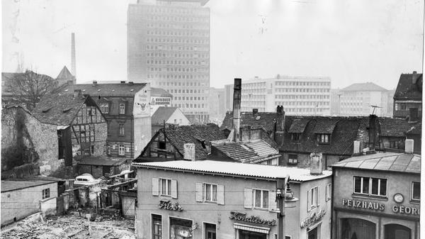 Am Plärrer begannen 1961 die Abbrucharbeiten vieler alter Häuser und Laden-Provisorien, um Platz für den Verkehr zu schaffen.