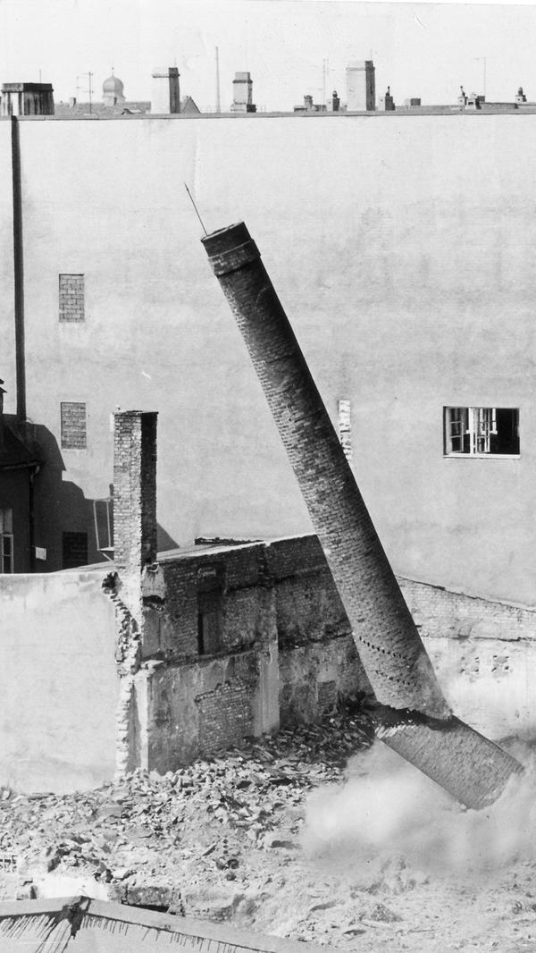 Im gleichen Jahr wurde der Schornstein einer Wäscherei gesprengt, um in der Mittleren Kanalstraße Platz für ein Versand- und Lagerhaus zu bekommen.