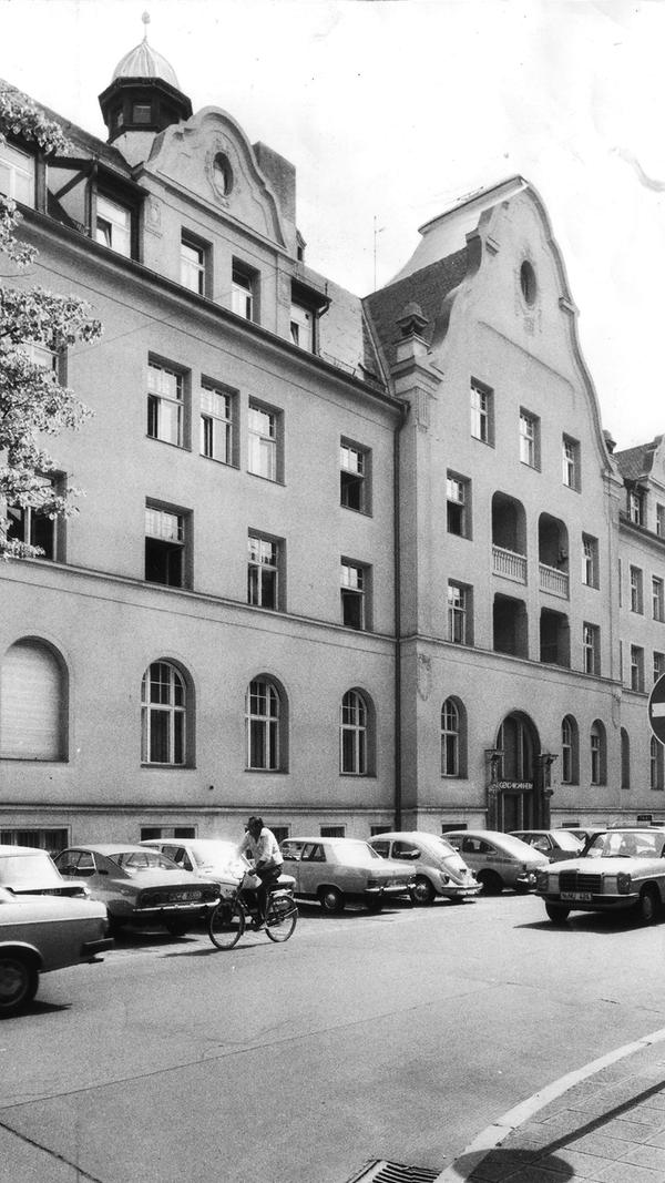 Um die Abwanderung der aktiven Bürger aus dem innerstädtischen Gebiet zu stoppen, sollte in den 1970ern das unterbelegte Jugendwohnheim Adam-Klein-Straße zu einem attraktiven Bürgerhaus umgebaut werden.