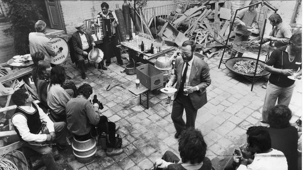 Das Haus Kernstraße 40 wurde von den Mietern in eigener Regie saniert. Hier feiern die Aktivisten im Mai 1984 ein Fest in ihrem Hinterhof.